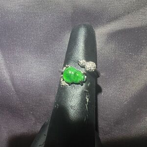 Elegant Green and Silver Women's Ring